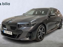 Grå (sophisto grå metallic) Begagnad 2024 BMW 530e M Sport Kombi | 638 000 kr (Bra pris)