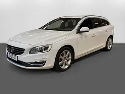 Vit Begagnad 2017 Volvo V60 Momentum Kombi | 139 900 kr (Marknadspris)