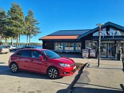 Röd Begagnad 2017 Citroën C4 Halvkombi | 122 900 kr (Marknadspris)