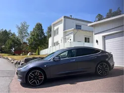 Grå Begagnad 2020 Tesla Model 3 Performance Sedan | 249 000 kr (Bra pris)