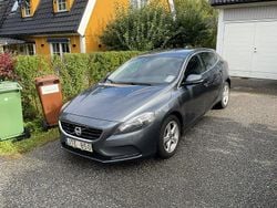 Grå Begagnad 2014 Volvo V40 Momentum Kombi | 138 000 kr (Bra pris)