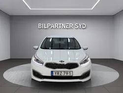 Vit Begagnad 2017 Kia Ceed Halvkombi | 119 900 kr (Marknadspris)