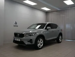 Grå Begagnad 2023 Volvo XC40 Core SUV | 349 900 kr (Marknadspris)