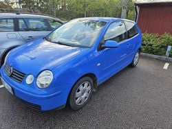 Blå Begagnad 2003 VW Polo Comfortline Halvkombi | 15 000 kr (Bra pris)