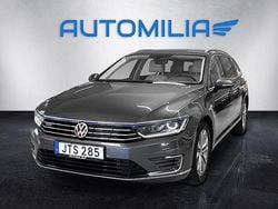 Mörkgrå Begagnad 2016 VW Passat GTE Kombi | 199 900 kr (Marknadspris)