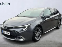 Mörkgrå Begagnad 2024 Toyota Corolla Style Kombi | 329 900 kr (Marknadspris)