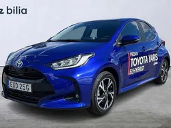 Mörkblå Ny 2024 Toyota Yaris Hybrid Active Halvkombi | 269 900 kr (Marknadspris)