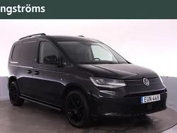 Svart (deep black pärleffekt) Begagnad 2022 VW Caddy Black Edition Minibuss | 299 000 kr (Marknadspris)