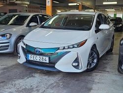 Vit Begagnad 2018 Toyota Prius Plug-in Hybrid Halvkombi | 189 999 kr (Marknadspris)