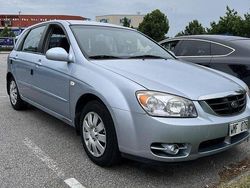 Blå Begagnad 2006 Kia Cerato Halvkombi | 37 000 kr
