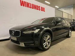 Svart Begagnad 2017 Volvo V90 CC Momentum Kombi | 279 900 kr (Marknadspris)