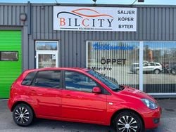 Röd Begagnad 2008 Ford Fiesta Halvkombi | 36 900 kr (Marknadspris)