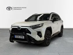 Vit Begagnad 2024 Toyota RAV4 Hybrid Sport SUV | 519 900 kr (Marknadspris)