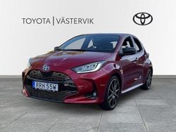 Röd Begagnad 2022 Toyota Yaris Hybrid Sport Halvkombi | 255 000 kr (Marknadspris)