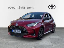 Röd Begagnad 2022 Toyota Yaris Hybrid Sport Halvkombi | 255 000 kr (Marknadspris)