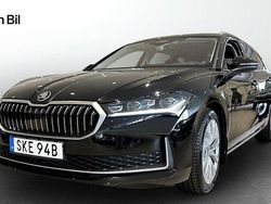 Svart (ebony black metallic) Ny 2025 Skoda Superb Selection Kombi | 490 300 kr (Marknadspris)