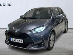 Grå Begagnad 2022 Toyota Yaris Hybrid Edition Halvkombi | 229 900 kr (Marknadspris)