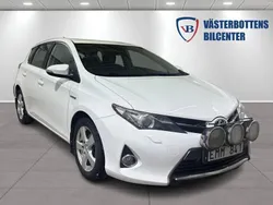 Vit Begagnad 2013 Toyota Auris Hybrid Active Halvkombi | 114 900 kr (Marknadspris)