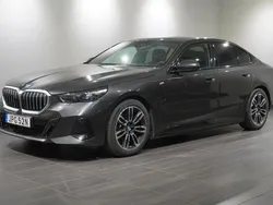 Grå Begagnad 2023 BMW 530e M Sport Sedan | 629 900 kr (Marknadspris)
