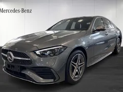 Grå (grey) Ny 2024 Mercedes C300e Premium Sedan | 647 300 kr (Lite dyr)
