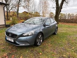 Blå Begagnad 2014 Volvo V40 Kinetic Halvkombi | 105 000 kr (Marknadspris)