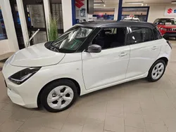 Vit Ny 2024 Suzuki Swift Halvkombi | 252 800 kr (Marknadspris)