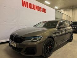 Grå (alvite grey metallic ) Begagnad 2021 BMW 545e M Sport Sedan | 589 900 kr (Lite dyr)