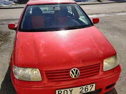 Röd Begagnad 2001 VW Polo Halvkombi | 3 500 kr (Superpris)