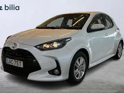 Vit Begagnad 2024 Toyota Yaris Hybrid Active Halvkombi | 259 900 kr (Marknadspris)