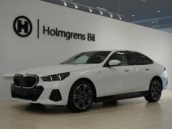 Vit Ny 2024 BMW 550e Comfort Edition Sedan | 899 000 kr