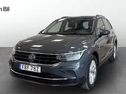 Grå (dolphin grey metallic) Begagnad 2022 VW Tiguan Life SUV | 299 900 kr (Marknadspris)