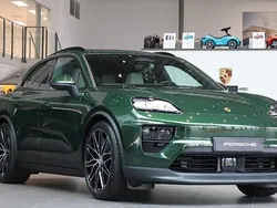 Mörkgrön Ny 2025 Porsche Macan SUV | 1 299 300 kr (Superpris)