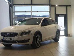 Vit Begagnad 2017 Volvo V60 CC Standard Kombi | 249 800 kr (Marknadspris)