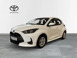 Vit Begagnad 2022 Toyota Yaris Hybrid Halvkombi | 194 900 kr (Marknadspris)