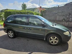 Grön Begagnad 2001 Chrysler Voyager Minibuss | 18 500 kr (Superpris)