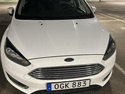 Vit Begagnad 2017 Ford Focus Titanium Halvkombi | 115 000 kr (Marknadspris)