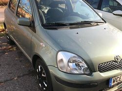 Grön Begagnad 2004 Toyota Yaris Halvkombi | 25 000 kr (Marknadspris)