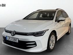 Vit Begagnad 2025 VW Golf VIII Life Kombi | 309 900 kr (Marknadspris)