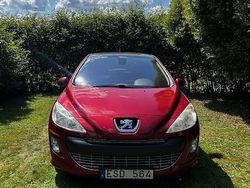 Röd Begagnad 2008 Peugeot 308 Halvkombi | 27 000 kr (Marknadspris)