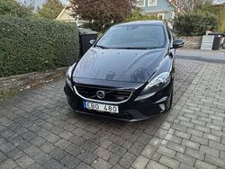 Svart Begagnad 2014 Volvo V40 R-Design Kombi | 125 000 kr (Marknadspris)
