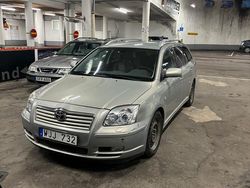 Mellan grön och beige Begagnad 2004 Toyota Avensis Kombi | 33 900 kr (Dyr)