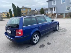 Mörkblå (blå) Begagnad 2001 VW Passat Kombi | 30 000 kr (Marknadspris)