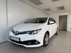 Vit Begagnad 2016 Toyota Auris Hybrid Active Halvkombi | 119 900 kr (Marknadspris)