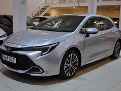 Silver Begagnad 2023 Toyota Corolla Hybrid Plus Halvkombi | 299 000 kr (Marknadspris)