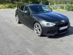 Svart Begagnad 2013 BMW M135 Halvkombi | 160 000 kr (Marknadspris)