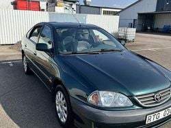 Grön Begagnad 2000 Toyota Avensis Halvkombi | 22 500 kr (Marknadspris)