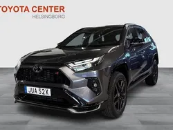 Mörkgrå Ny 2024 Toyota RAV4 Hybrid Sport SUV | 597 900 kr (Lite dyr)