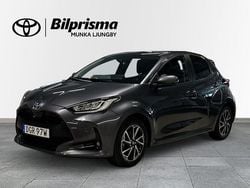 Mörkgrå (grå) Begagnad 2022 Toyota Yaris Hybrid Active Halvkombi | 219 900 kr (Marknadspris)