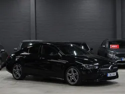 Svart (svart metallic) Begagnad 2022 Mercedes CLA180 AMG Sedan | 319 900 kr (Marknadspris)
