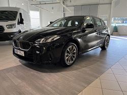 Svart Begagnad 2024 BMW 120 Shadowline Halvkombi | 349 900 kr
